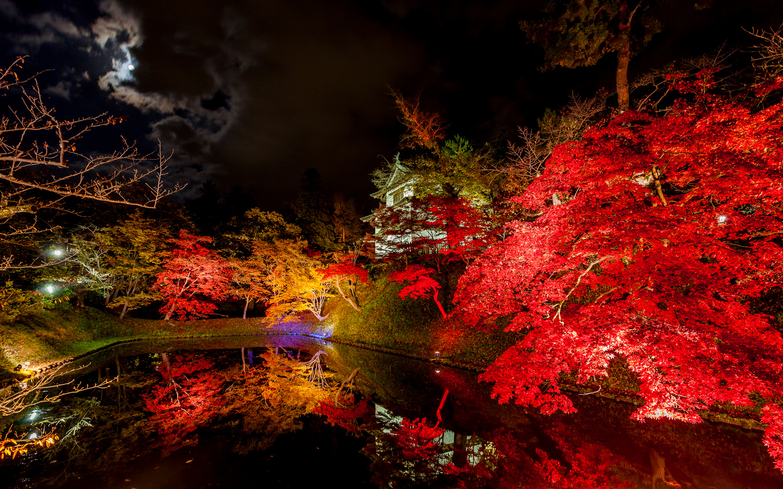 弘前城と月と紅葉